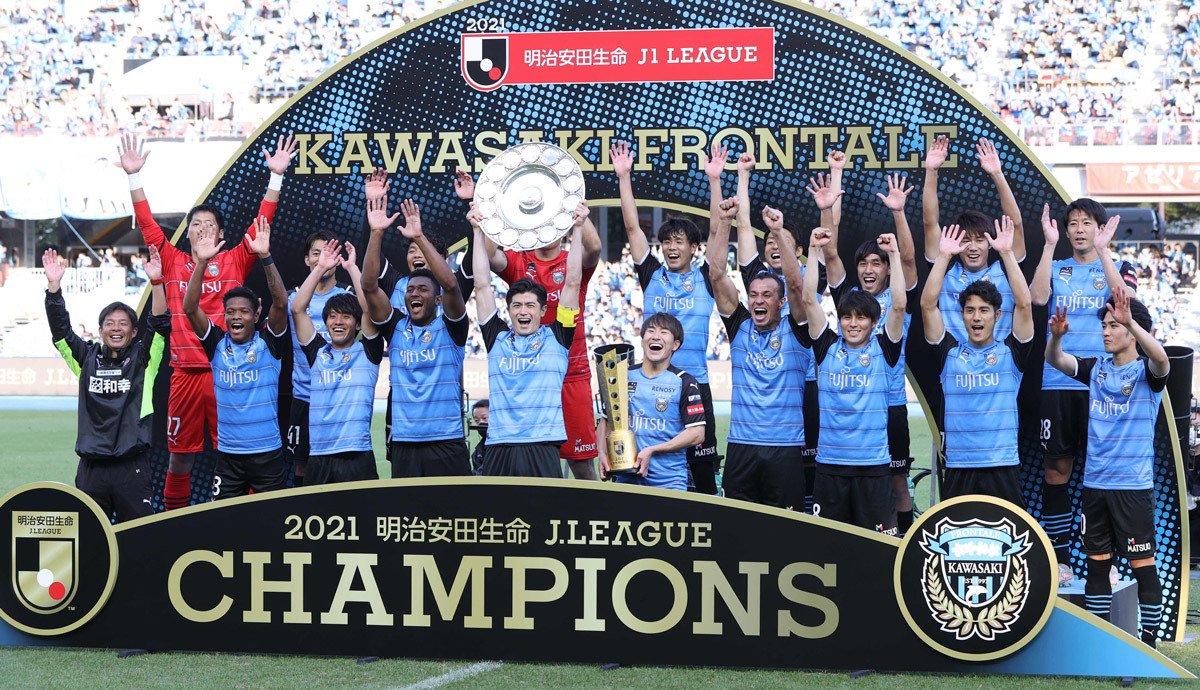 2021シーズンに2年連続4度目のJ1制覇を達成し、喜ぶ川崎フロンターレの選手たち
