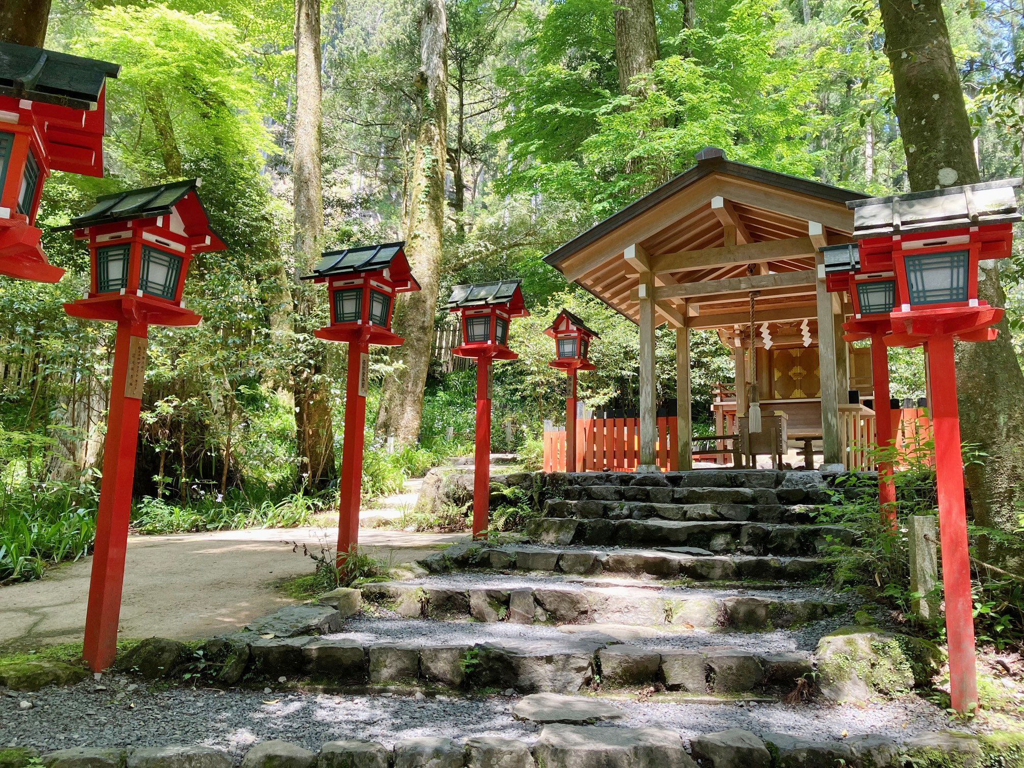 貴船神社の結社。緑色の「結び文」に願いをしたためて祈願を