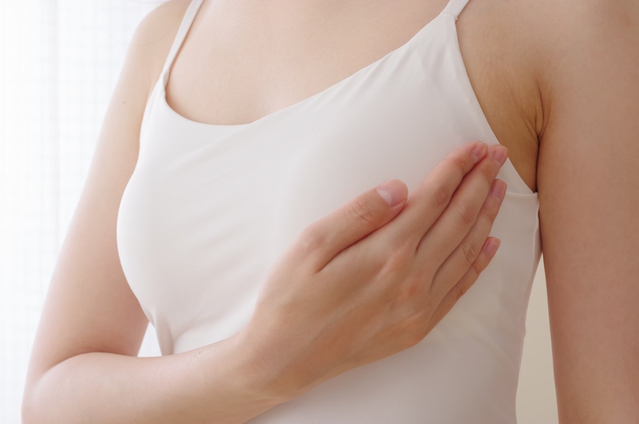 「乳首の位置が下がってない？」老けて見える人の特徴