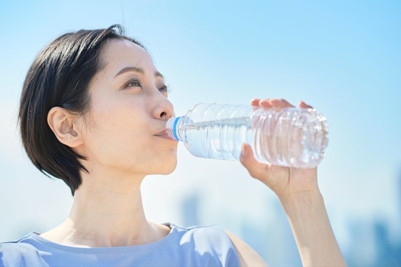 【医師が教える】スポーツドリンクは必要ない？ 熱中症予防は「水」で十分なワケ