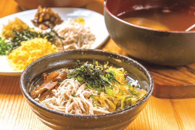 レモンのさわやかな風味が特徴の鶏飯 1100円