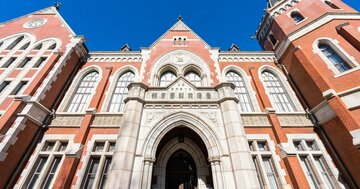 慶應義塾大学「就職先企業・団体」ランキング2025！前年1位のベイカレントを抜き去り、トップに躍り出た企業は？