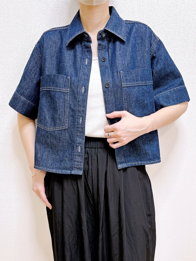 「好きすぎて色違いも購入」ユニクロの“体型を隠せるシャツ”きれいなシルエットで羽織るだけでオシャレ！「店舗で一目惚れしました」「60代でもおしゃれに着られる」
