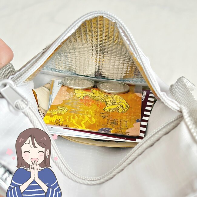 おくすり手帳がジャストフィット!3COINSの“ぺたんこショルダー”アイデア次第でいろいろ使えそう!「薄く軽くて便利」「いろいろなものが入れられそう」「これからたくさん使います」【購入レビュー】