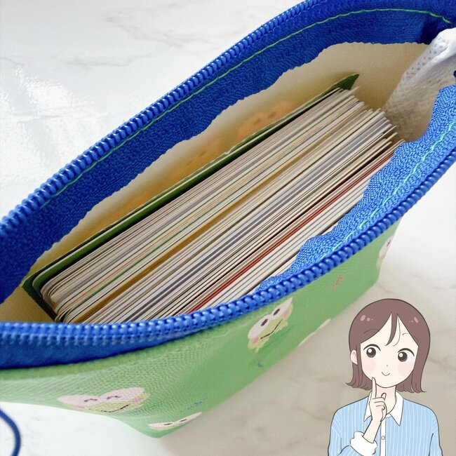 【セリア】カードが50枚も入って天才…！サンリオの“レトロかわいいポーチ”ガバッと開いて使いやすい！「わー！これは可愛すぎます」「待ってました」《購入レビュー》