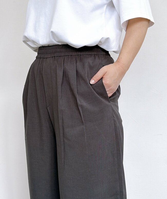 【ユニクロ】「結局3本買い」まとめ買い続出の“2990円ワイドパンツ”が大好評「今年はこればかり」「酷暑に最適」《購入レビュー》