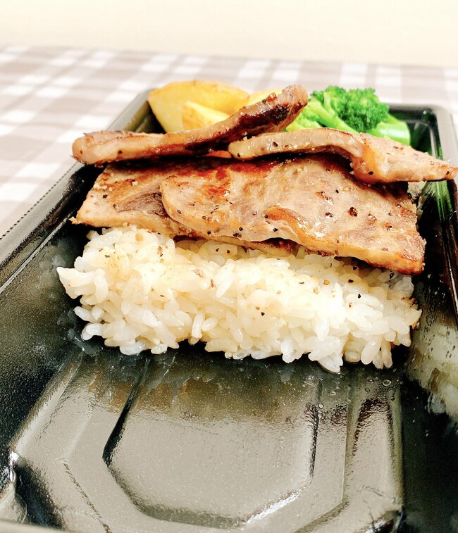いくらなんでも盛りすぎだよ…！ほっともっとの“お肉たっぷり弁当”フタを開けてびっくりした！「これぞまさにご褒美」「神とさせていただきます」