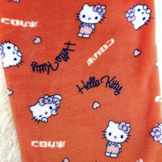 シュールすぎて笑った！しまむら×ハローキティの「履くホカロン」ふんわり暖かくて、ずっと着ていたい！