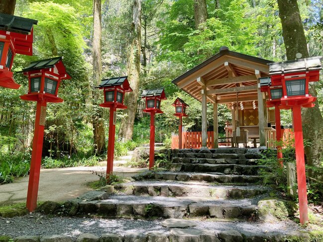 貴船神社の結社。緑色の「結び文」に願いをしたためて祈願を