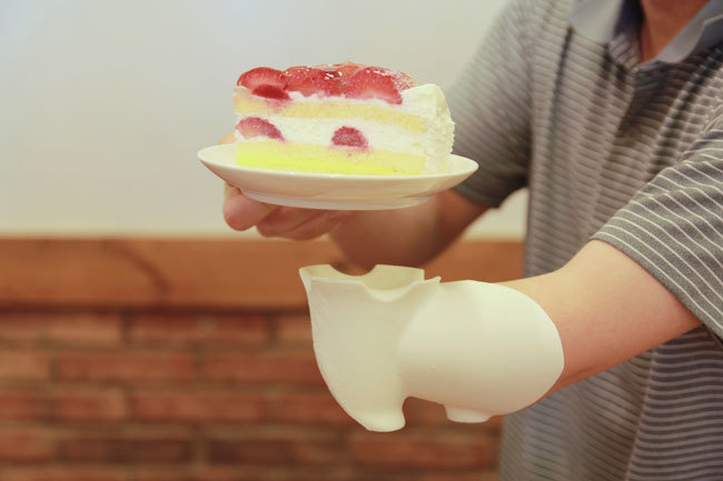 ビュッフェで料理を皿に盛るための義手