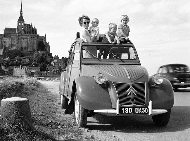 　（2c.jpg：キャプション）1948年にデビューした2CV。車名はフランス語で「2馬力」を意味する（広報写真）