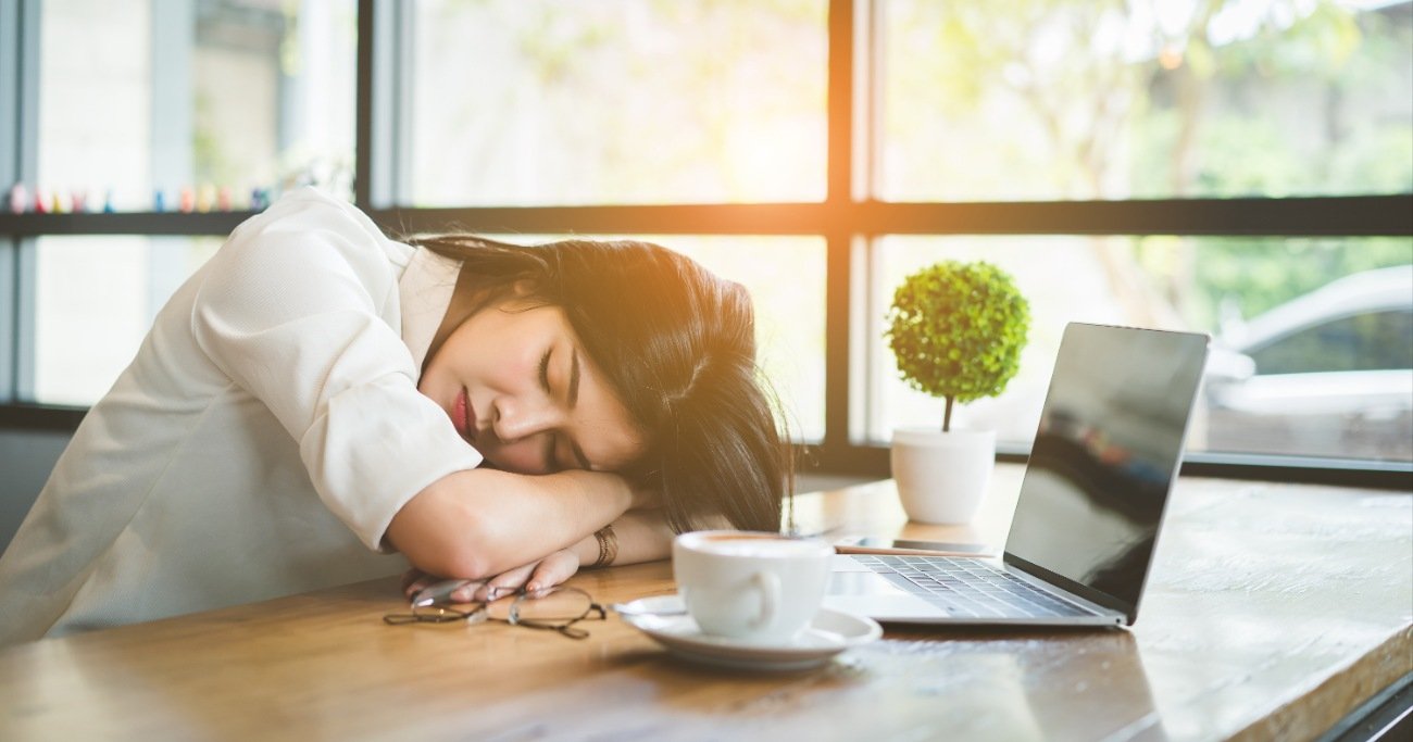 「そりゃ眠くなるわ…」午後に仕事がはかどらない人の“残念な思い込み”