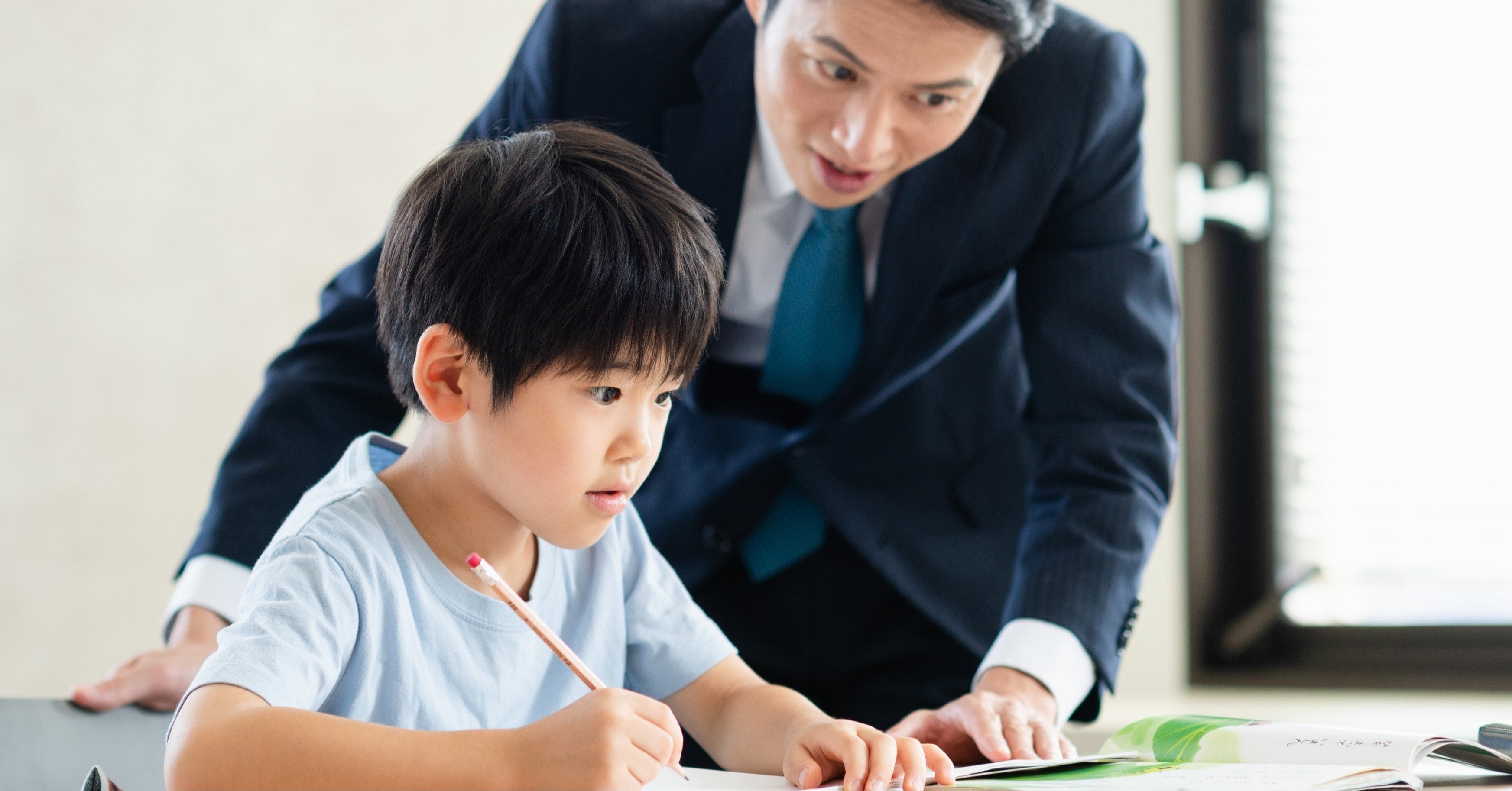 勉強を教える先生と教わる生徒