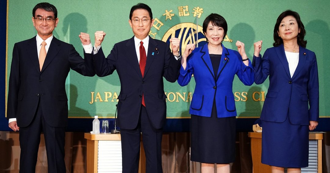 日本記者クラブで行われた討論会を前にポーズをとる河野氏、岸田氏、高市氏、野田氏