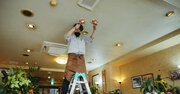 右京さん超えてるって！脚立からコーヒーとミルクを注ぐ喫茶店、息子が3代目マスターになったワケ