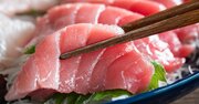 【医師が教える】カツオ、マグロ、ブリ、サンマなどの赤身魚を食べる際に要注意…顔の赤み、じんましん、頭痛、発熱など、アレルギーそっくりの症状が起こる「ヒスタミン食中毒」と「対策法」とは