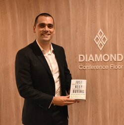 投資が怖くて一歩が踏み出せない人に伝えたい「富のマインドセット」とは？【JUST KEEP BUYINGの著者が語る】