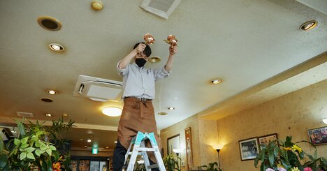 右京さん超えてるって！脚立からコーヒーとミルクを注ぐ喫茶店、息子が3代目マスターになったワケ