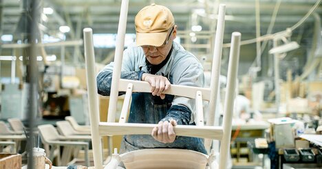 原爆の記憶を持つ家具メーカー「マルニ木工」が、社運をかけた椅子に「HIROSHIMA」と名付けた理由