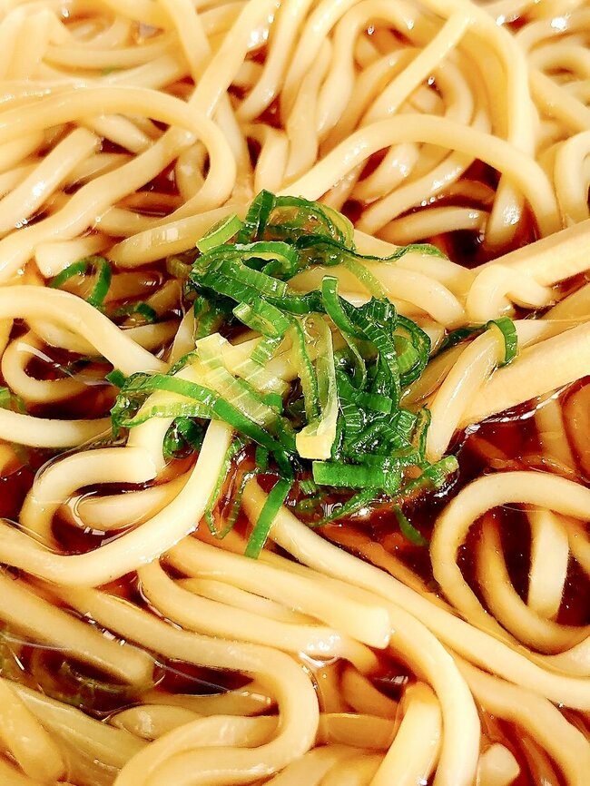 思わず二度見した…!ローソンの「具なしラーメン」鶏油だくだくスープがウマすぎるよ!
