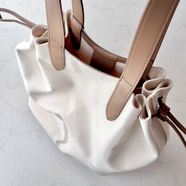 「小物迷子を防げてとても良い」ユニクロの“大容量トートバッグ”内ポケットが6個もあって便利すぎる！「思った以上に使い勝手がいい」「これから活躍しそうです」