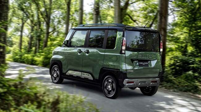 新型では、Dピラー（後部座席の窓とリアガラスの間の柱）が太くなった