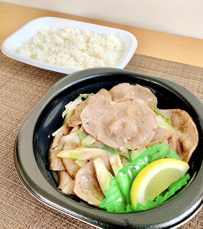 いくらなんでも盛りすぎだよ…!ほっともっとの“よくばりメニュー”お肉2倍盛りのインパクトがすごすぎる!「うますぎる」「リピ確」「神とさせていただきます」