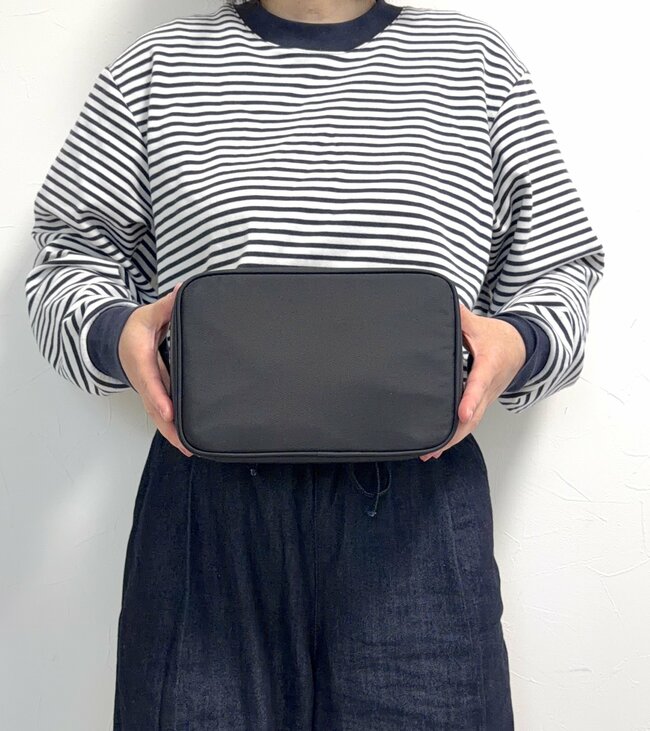 「購入して本当に良かった」無印良品の“ガバッと開くポーチ”化粧水ボトルも入って大容量…！「高級感があります」「大きさも形も理想的」