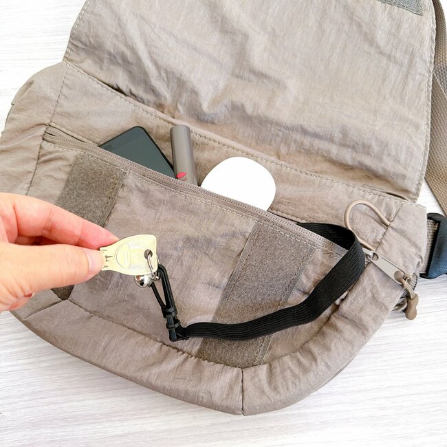 ワークマンがまたすごいの出してきた！1990円の「幅が広がるボディバッグ」スリムで軽いのに、ペットボトルが2本も入って天才…！《購入レビュー》