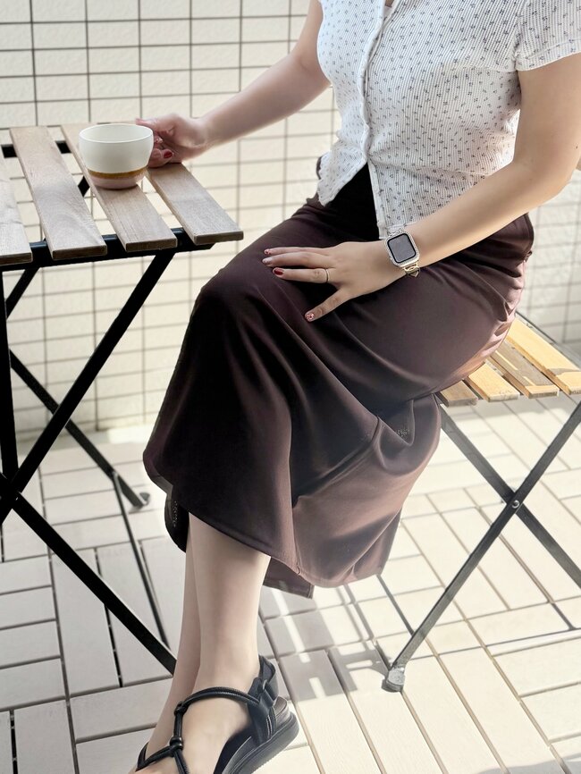 「お腹ぽっちゃりも目立たない」ユニクロの“ビヨーンと伸びるスカート”お腹がラクで食べすぎた時も安心！「楽なのにシルエットがめちゃキレイ」「3色購入しました」