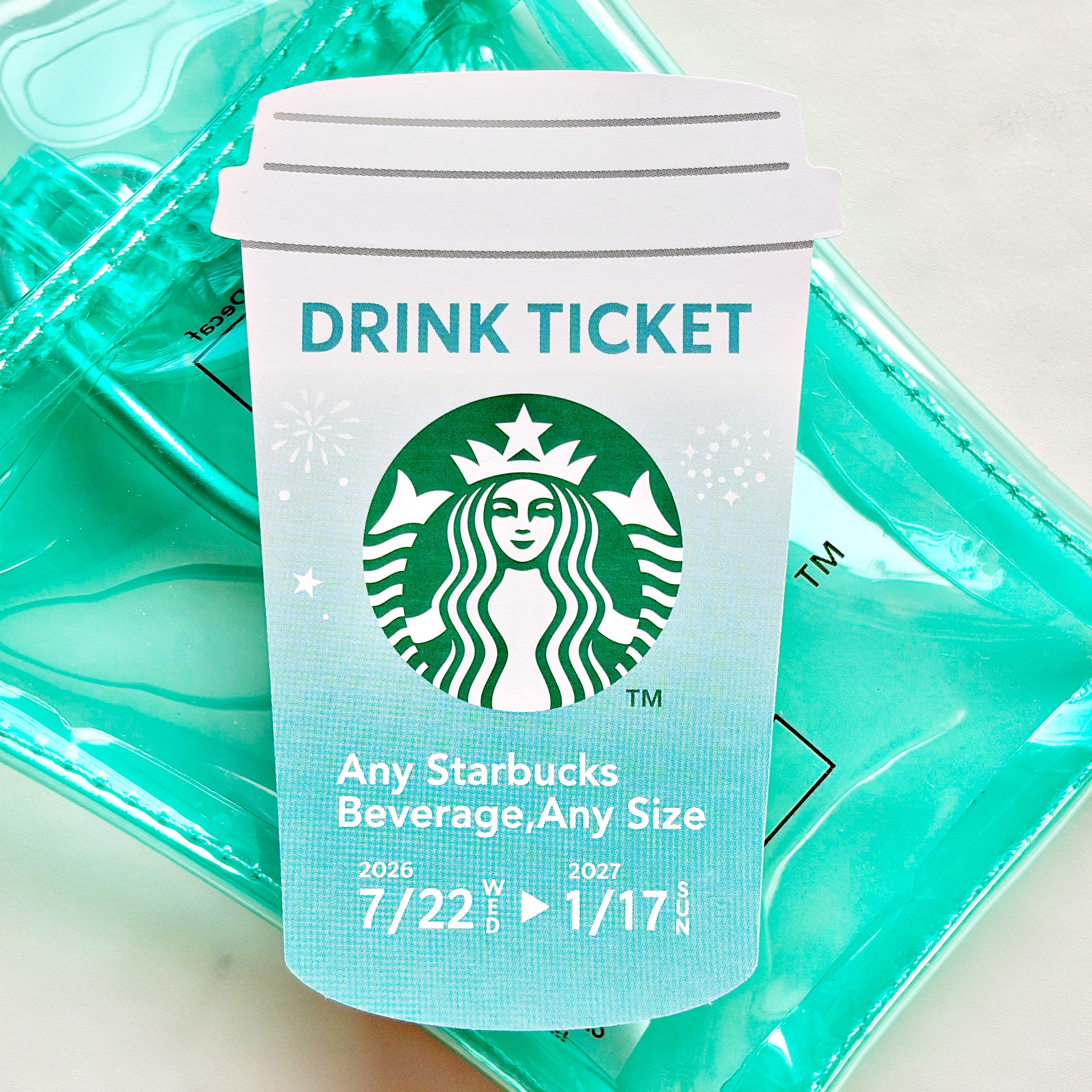 【スタバ】カードや診察券が50枚入った！可愛すぎる“カップみたいなポーチ”ドリンク券付きでお得！「何このポーチの可愛さ」「カバンにもつけられる」《購入レビュー》