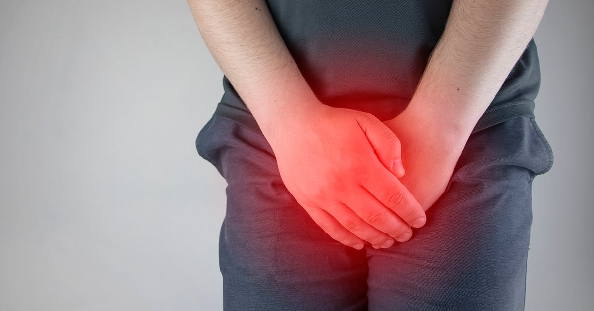 組んだ手が赤くなっている、がんのイメージ写真