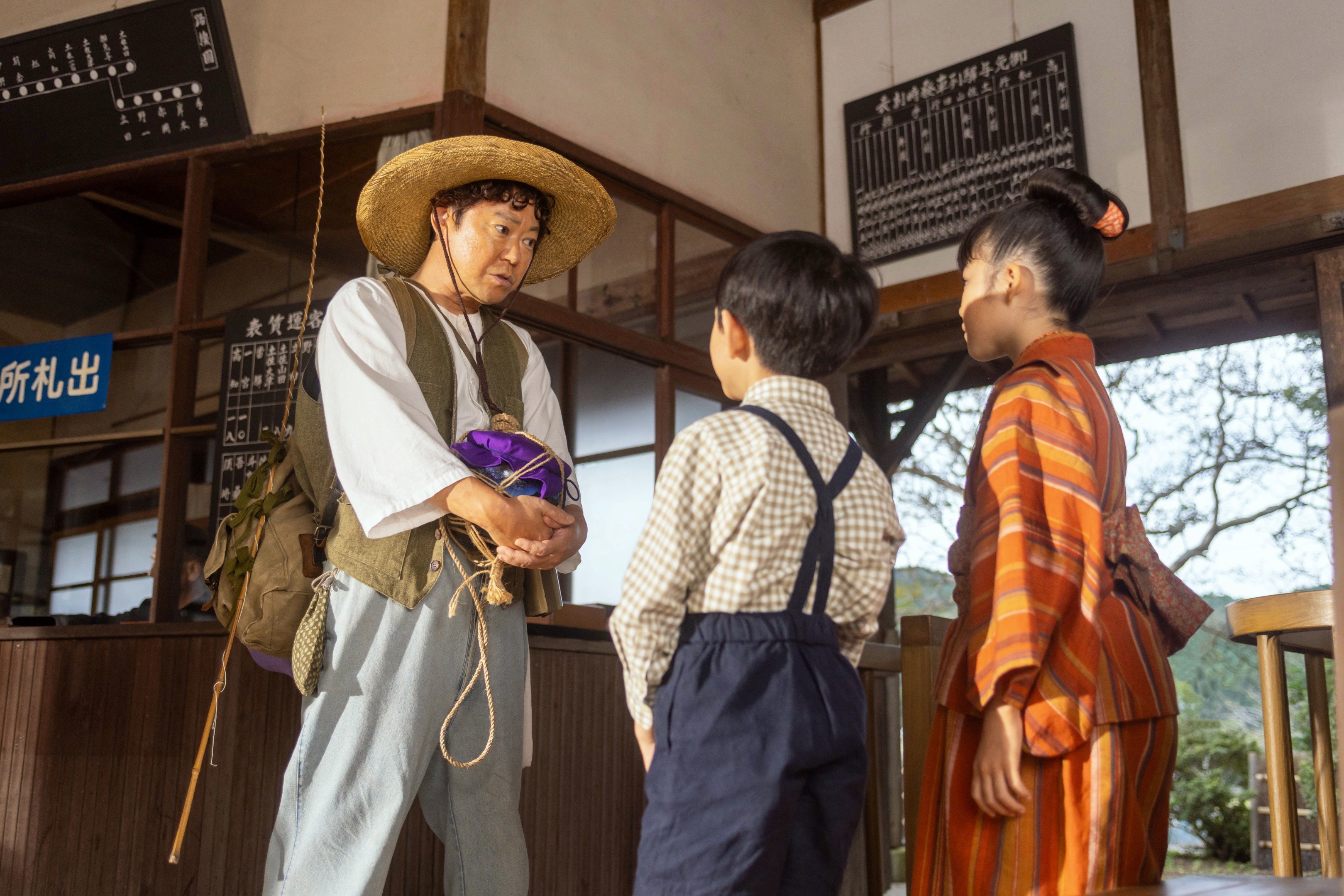 「阿部サダヲ、やってくれた!」去ったはずの“ヤムおじさん”が駅で見せた神展開【あんぱん第7回レビュー】