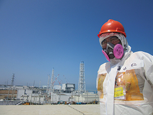 真山仁、福島第1原発を行く