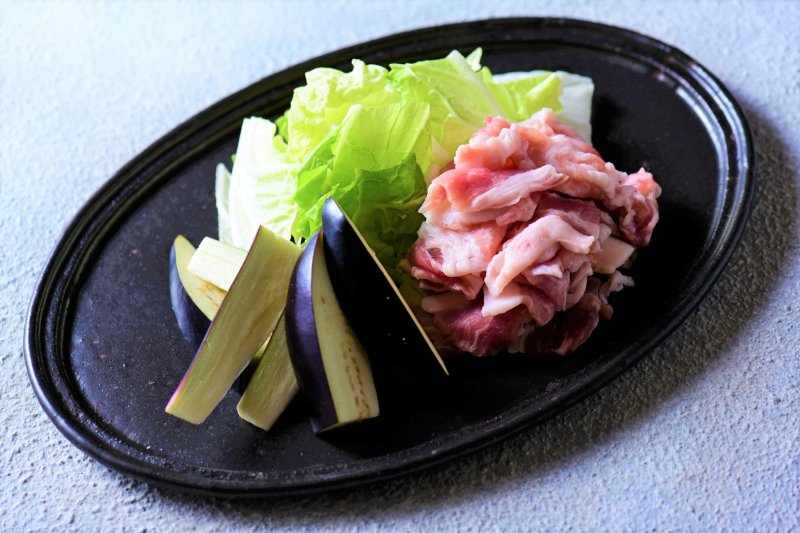 【カンタンなのに料亭風! レンチンレシピ】<br />うどんと相性バツグン!<br />とろとろになったなすがたまらない