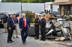 トランプ氏、暴力は「国内テロ」 渦中のケノーシャ訪問