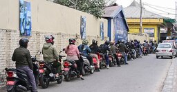 相場激動の日、原油が新たな避難先に