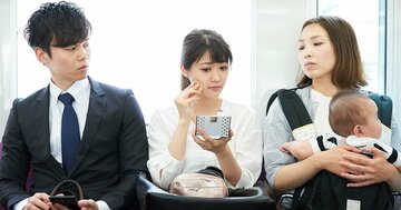 電車で化粧なんてみっともない!→3割超が「いいんじゃない?」「何とも思わない」に変わった分岐点とは?