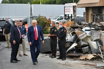 トランプ氏、暴力は「国内テロ」 渦中のケノーシャ訪問