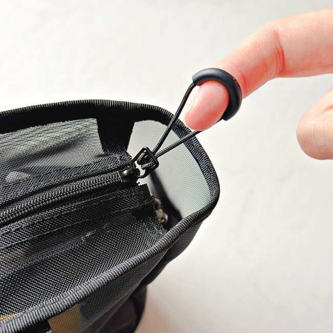 「濡れてもすぐ乾く」「汚れが目立たない」無印良品の“風通しのいいポーチ”ポケット豊富で優秀すぎる！「追加で購入予定です」