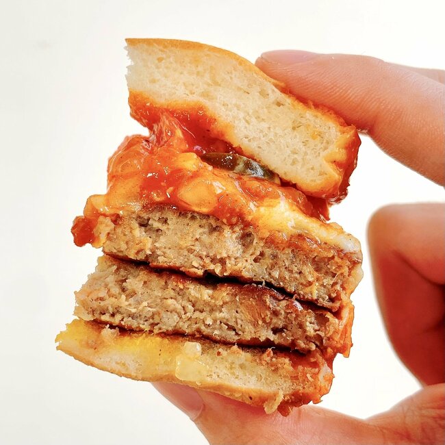 「30回くらい食べたい」モスバーガーの“やりすぎメニュー”厚みと重さがハンパない！「全部乗せ感大好き」「1番好きなメニュー」《実食レビュー》