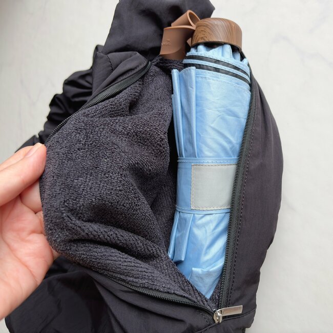 「ペットボトルと傘の収納が独立」3COINSの“天才が考えたバッグ”荷物が濡れなくて嬉しい！「デザイン良し、コスパ良し」「たくさん入ります！」《購入レビュー》