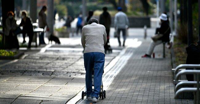 物価高で押しつぶされる「無職世帯」、日銀金融緩和政策の“看過できないマイナス”