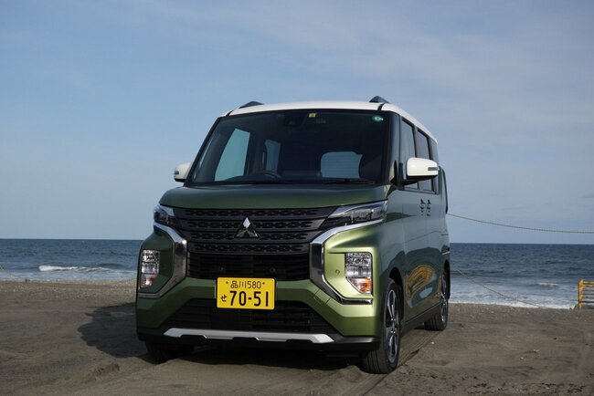 デリカミニとなる前の三菱自動車eKクロススペース。ライトやグリルなどの意匠変更で日産ルークスと差別化するという手法は同じだったがこちらは全然売れなかった