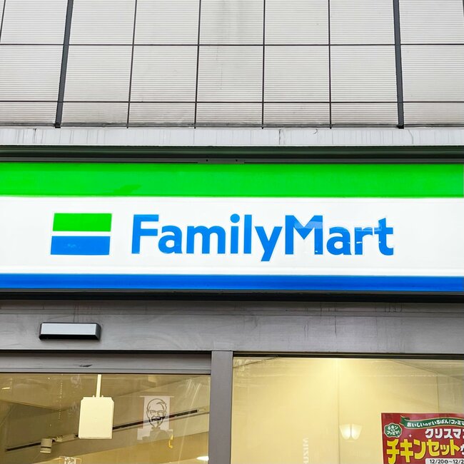 【ファミマ】カバンに入れてるのを忘れそう…！100g以下の「めちゃ軽な折りたたみ傘」お出かけの必需品になりました！《購入レビュー》