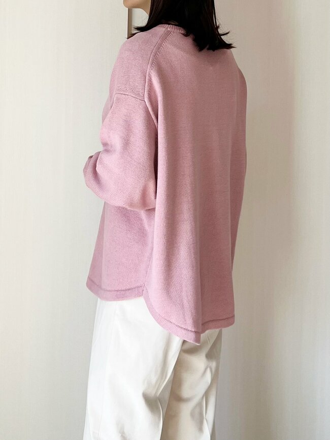 「二の腕がスッキリ見え」グローバルワークの“2200円ニット”ぽわんとした袖が可愛い！「細見えします」「とてもお気に入り」