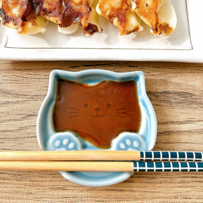 待って、天才すぎる…!セリアで見つけた「ネコちゃん食器」小皿と箸置きが合体してるんだけど!