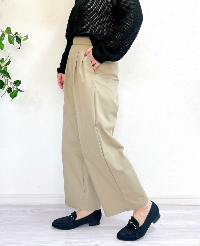 「お腹周りがスッキリ」「全色買う予定です」無印良品の“楽ちんパンツ”どこから見ても美シルエット…！「最高に理想的なパンツ！」