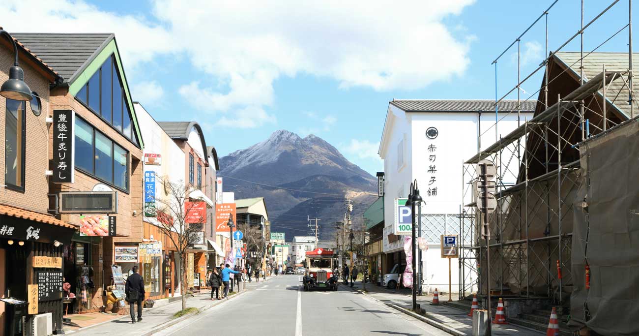 由布院の町並みと由布岳