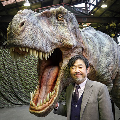 実際に動く恐竜を見たかった男が実現「超リアル恐竜ショー」の迫真